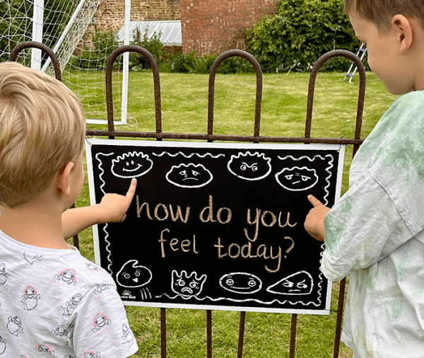 T3499 Buddies Chalkboard with children - Wood Bee Nice - Children's Wooden Toys | Eco-Friendly Toys